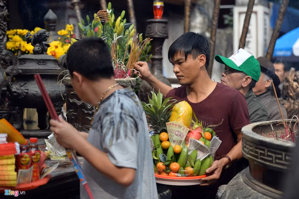 Lễ hội khai ấn Đền Trần (Nam Định) sẽ được tổ chức vào 0h ngày 15 tháng Giêng (tức 12/2). Người dân và du khách thập phương đổ về đây từ chiều tối ngày 14 tháng Giêng âm lịch để chờ đến giờ mua ấn.