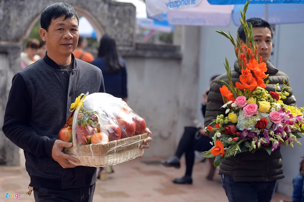 Hàng năm không chỉ dịp lễ Tết, vào ngày cuối tuần Đền Trần luôn có nhiều du khách đến lễ, mang theo những mâm hoa quả, bánh kẹo một cách thành tâm.