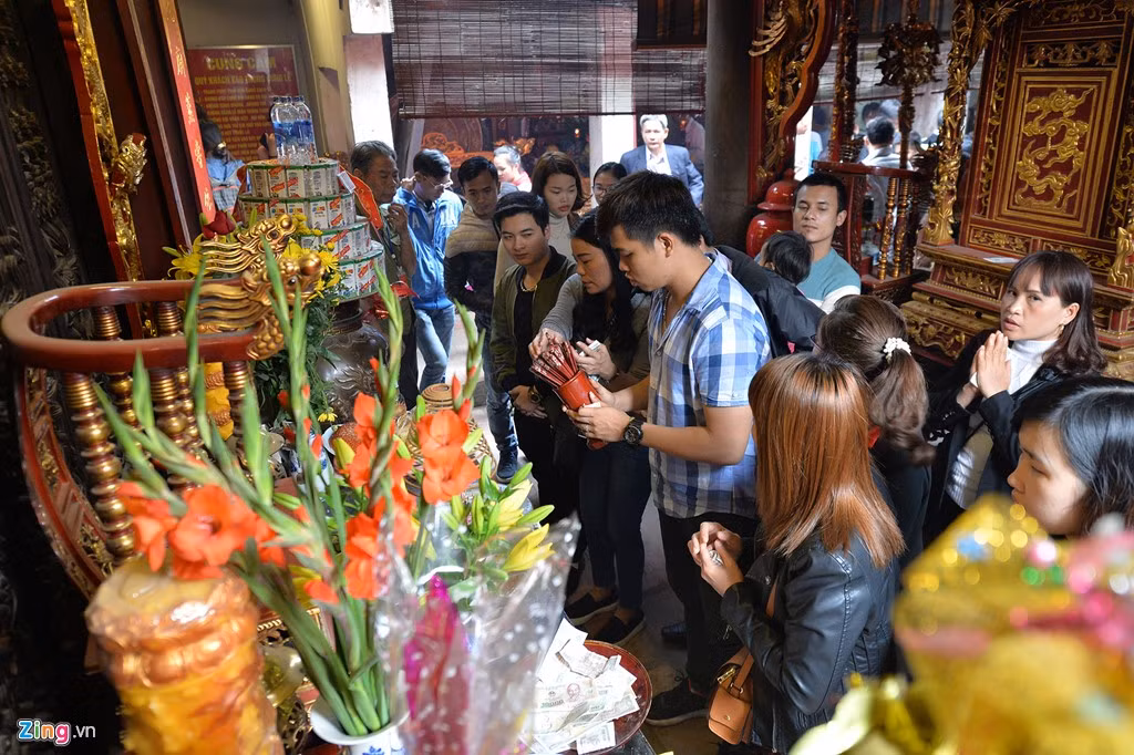 Nhiều người xếp hàng xin quẻ tại đền Cố Trạch.