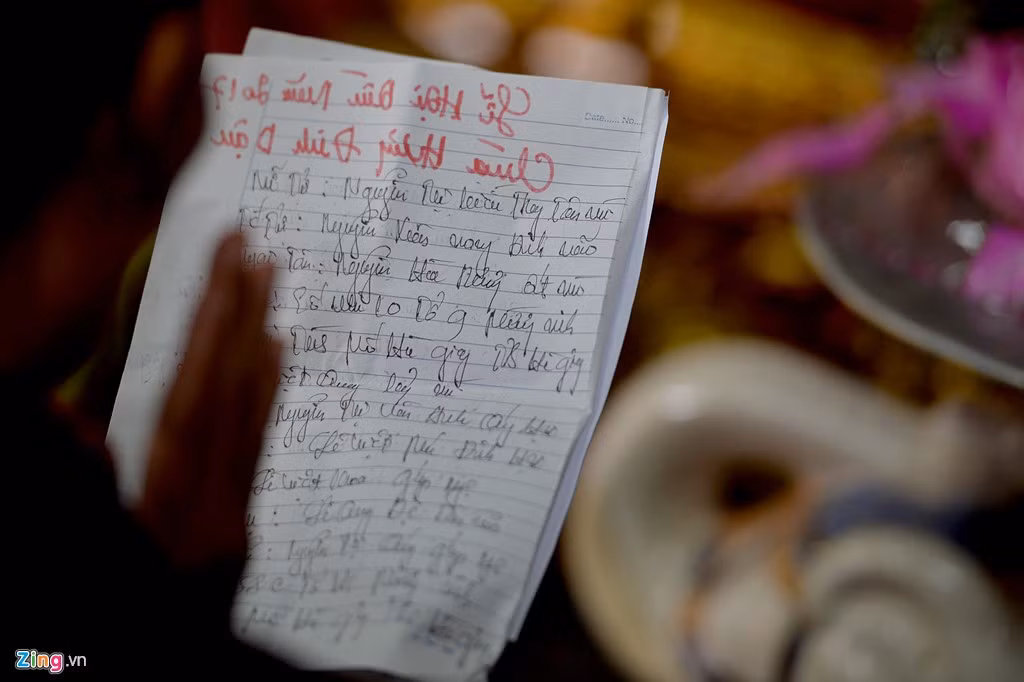 Do nhiều người không biết thủ tục, dịch vụ khấn thuê tại đây nhờ đó xuất hiện. Các gia đình chỉ cần đọc tên tuổi, nơi ở và ngày tháng năm sinh là "chuyên gia" sẽ dễ dàng giúp họ được như ý.