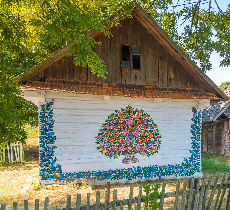 Trong ảnh là một bức tường được trang trí hoa văn vô cùng nổi bật. (Nguồn Bored Panda)