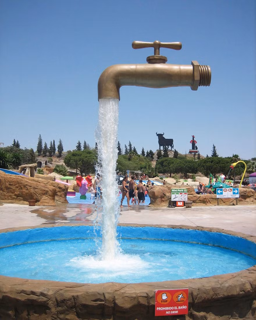 Nhiều người đã cố gắng tìm điểm "lừa" của bức ảnh này. Tuy nhiên họ sẽ chẳng thể tìm ra được bởi chúng hoàn toàn có thật. Trụ sắt giúp chiếc vòi nước khổng lồ này đứng trên không được giấu trong cột nước đang chảy xối xả. (Nguồn Brilio)