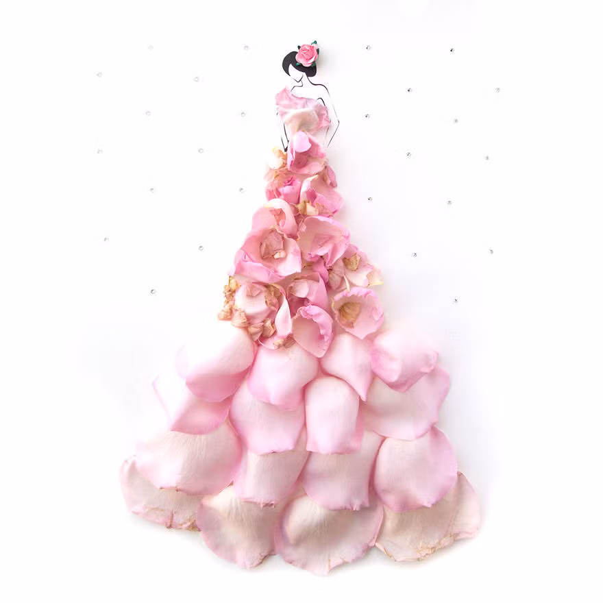 Trong ảnh là cô nàng Sassy đang diện bộ váy làm từ cánh hoa hồng cực kỳ lộng lẫy. (Nguồn Bored Panda)