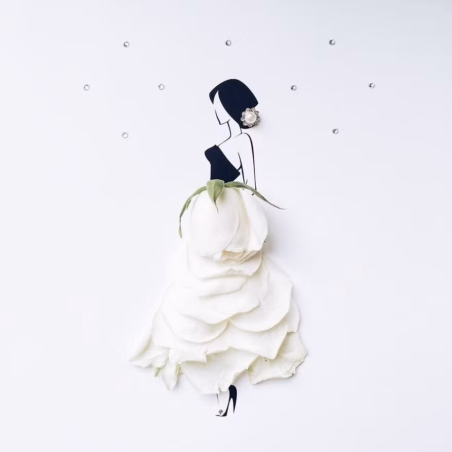 Nàng thơ Sassy và bộ váy được làm từ cánh hoa hồng trắng tuyệt đẹp. (Nguồn Bored Panda)