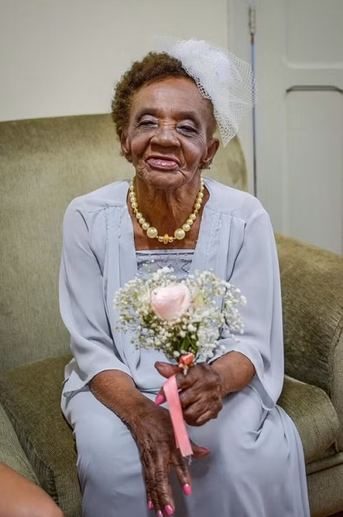 U100...dinh hon voi ban trai U70 sau 3 nam hen ho-Hinh-2