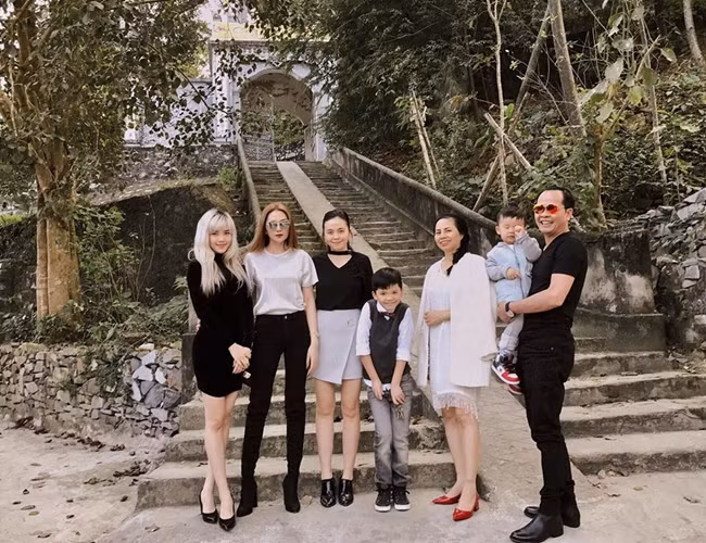 Thiều Bảo Trang – Thiều Bảo Trâm và người chị gái cả bên cạnh bố mẹ trong dịp Tết 2017. Bạn gái Sơn Tùng cho biết, bức ảnh chụp gia đình nhân dịp Tết 2017 bớt đẹp vì vắng mặt Thiều Anh Đào do cô em gái đang có bầu.