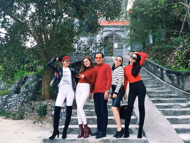 “Bốn nàng tiên xinh đẹp” của nhà họ Thiều bên cạnh người cha thân yêu trong dịp Tết.