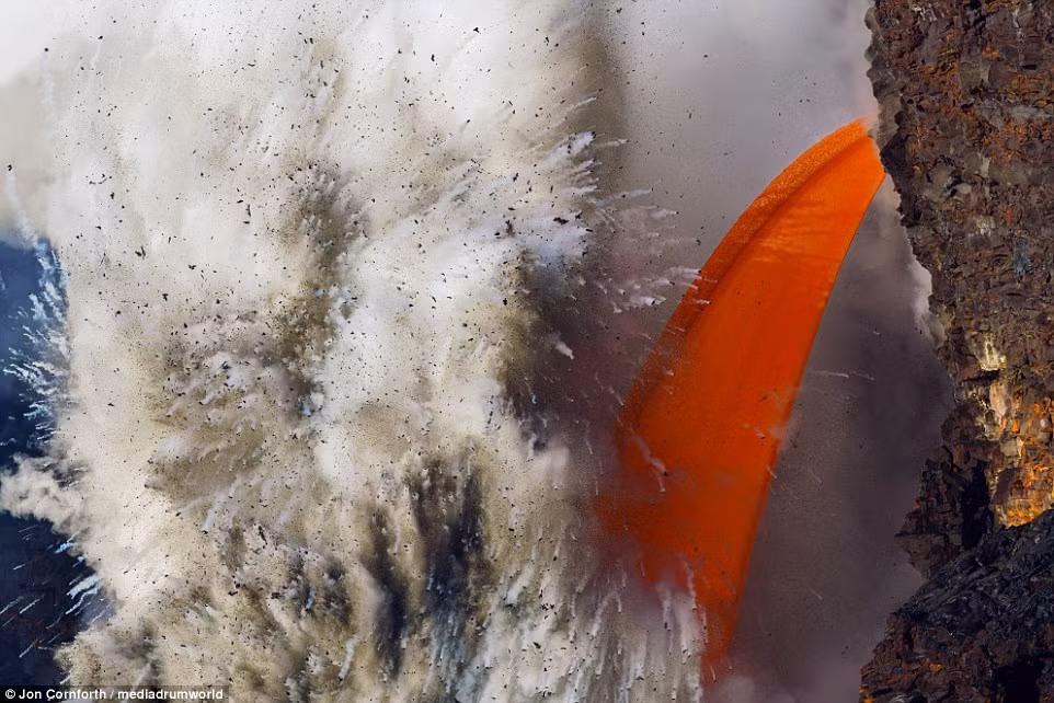 Sự va chạm trực tiếp giữa dung nham nóng cháy và nước biển mát mẻ đã gây ra hiện tượng nổ hơi nước, còn gọi là Steam Explosion, hiện tượng diễn ra khi nước tiếp xúc với nhiệt độ cực cao, bị bốc hơi siêu nhanh. (Nguồn Dailymail)