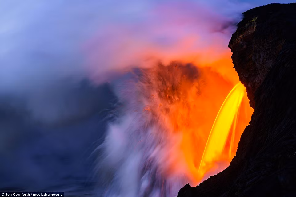 Nguyên nhân gây ra hiện tượng dung nham nóng chảy vào nước biển trực tiếp là do sự không ổn định về địa chất của vách đá tiếp xúc với mặt biển. (Nguồn Dailymail)