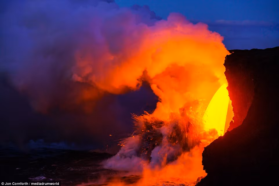 Hơn nữa những mảnh vật chất rắn khi dung nham nóng chảy chạm vào nước biển có thể bị bắn ra cực mạnh theo đà nổ, gây thương tích lớn. (Nguồn Dailymail)