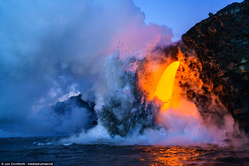 Được biết, để chụp những hình ảnh ngoạn mục này, nhiếp ảnh gia Jon Cornforth đã bất chấp nguy hiểm, đứng gần địa điểm xảy ra vụ va chạm giữa nước và lửa chỉ chưa đầy 10m. (Nguồn Dailymail)