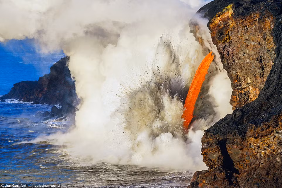 Khi vách đá này bị sụt, dòng dung nham không còn được làm nguội từ từ mà đổ thẳng xuống mặt biển. (Nguồn Dailymail)