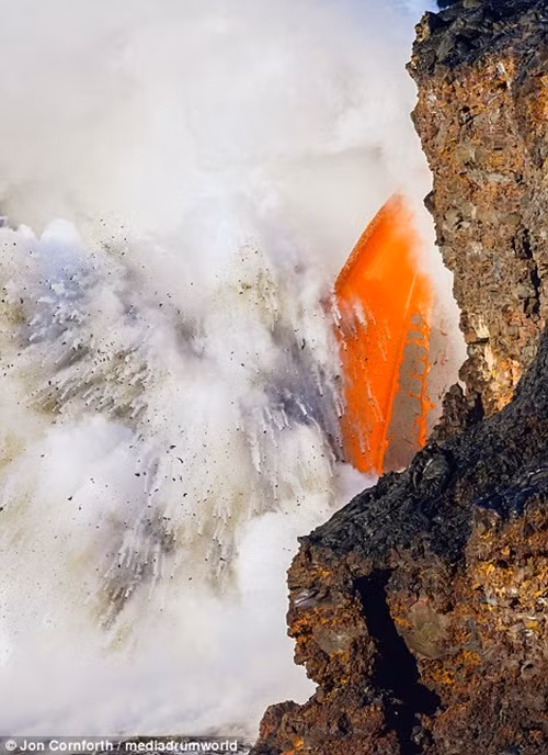 Cận cảnh thời khắc dung nham va chạm nước biển, tạo ra những vụ nổ hơi nước vang dội. (Nguồn Dailymail)