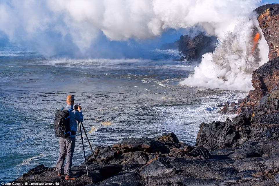 Việc chuyển từ dạng lỏng sang dạng khí với tốc độ cực nhanh khiến thể tích xung quanh tăng lên theo. Thể tích tăng nhưng hơi nước không thoát kịp dẫn đến áp suất tăng đột biến. Đến thời điểm không thể bảo toàn, toàn bộ năng lượng sẽ được giải phóng, tạo ra những vụ nổ hơi nước đáng sợ. (Nguồn Dailymail)