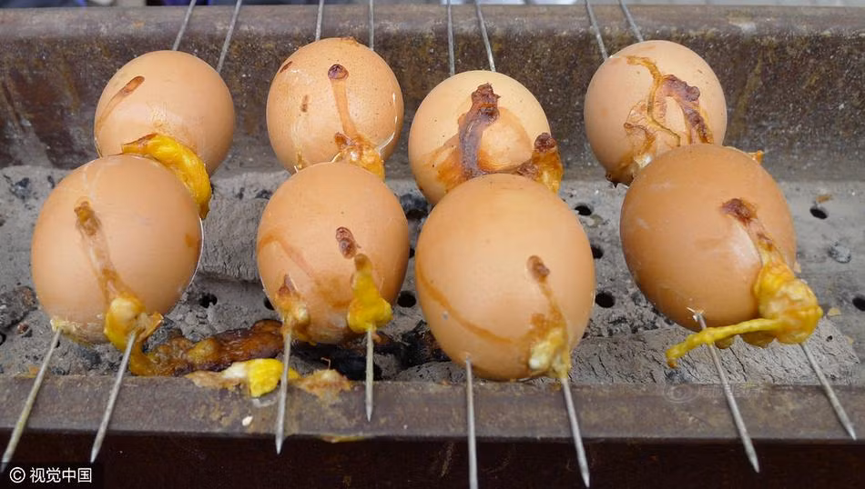 Món trứng nướng là một trong những món ăn bình thường nhất ở nơi đây. (Nguồn Sina)