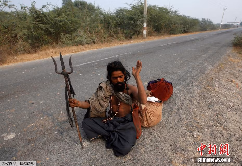 Trong ảnh là một người tha hương đã được một tháng trời, sau lưng là một con rắn độc. (Nguồn Sina)