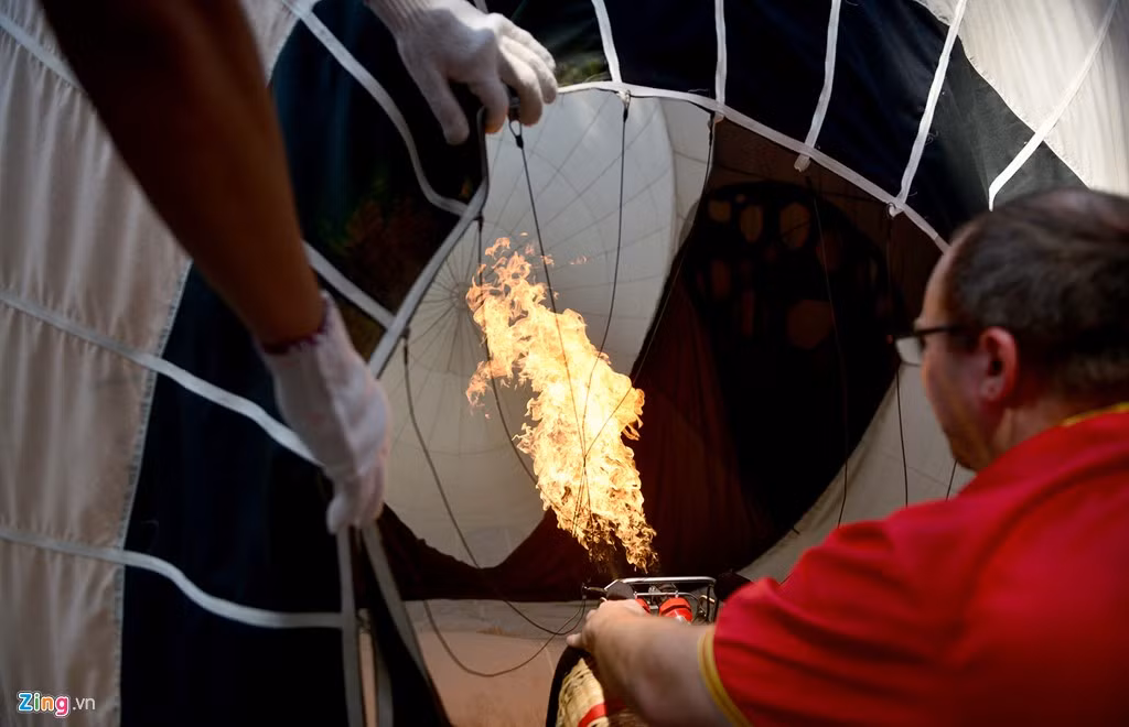 Chuyên gia người Đức bơm áp suất cho một khinh khí cầu chuẩn bị bay treo biểu diễn.