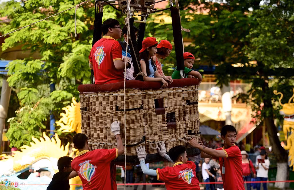 Để khinh khí cầu loại lớn bay lên hay hạ xuống cần có đến hàng chục người cùng phối hợp, trong đó 5 người ngồi lên và 5-6 người hỗ trợ phía dưới.