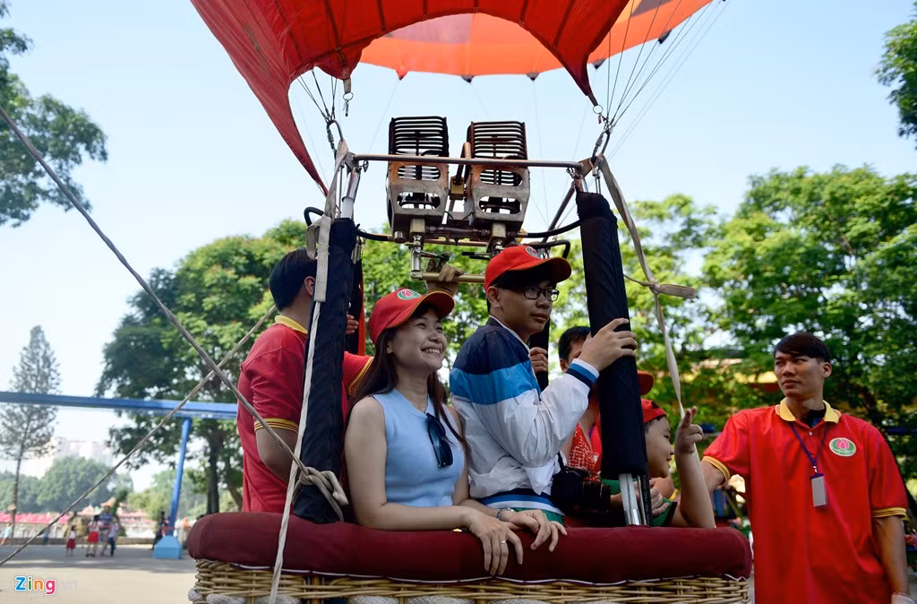 Còn Thanh Hà tỏ ra thích thú sau khi được lên không trung bằng khinh khí cầu .