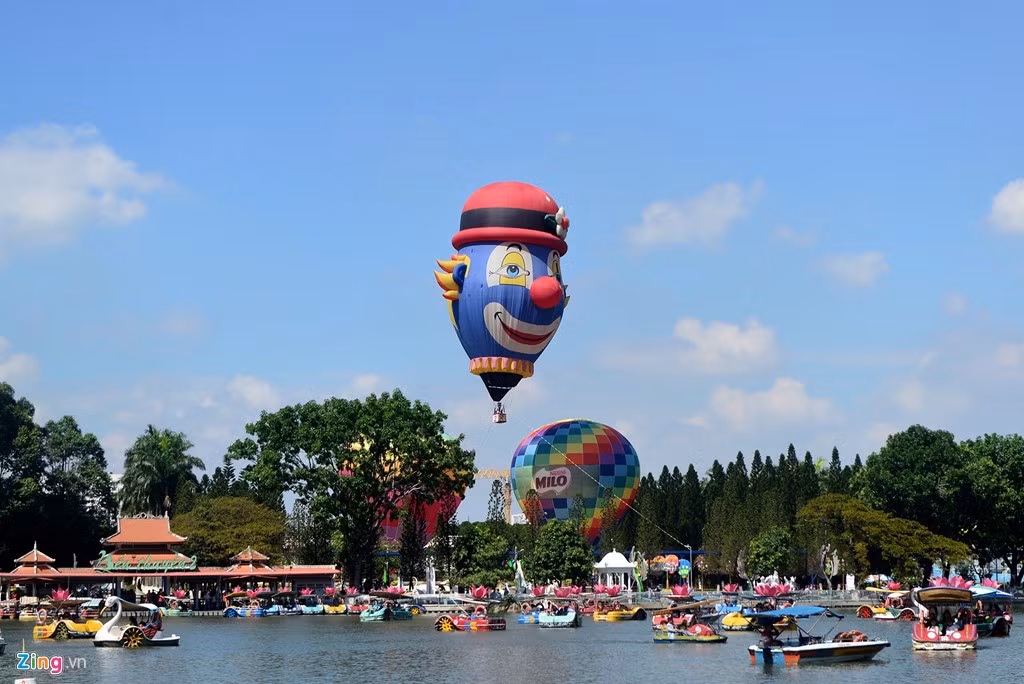 Theo đại diện Công viên Đầm Sen, hoạt động biểu diễn khinh khí cầu bay treo diễn ra ở 4 bãi bay, với 17 chiếc lớn nhỏ khác nhau, với sự góp mặt của đội ngũ 40 người điều khiển giàu kinh nghiệm đến từ các quốc gia: Đức, Trung Quốc.