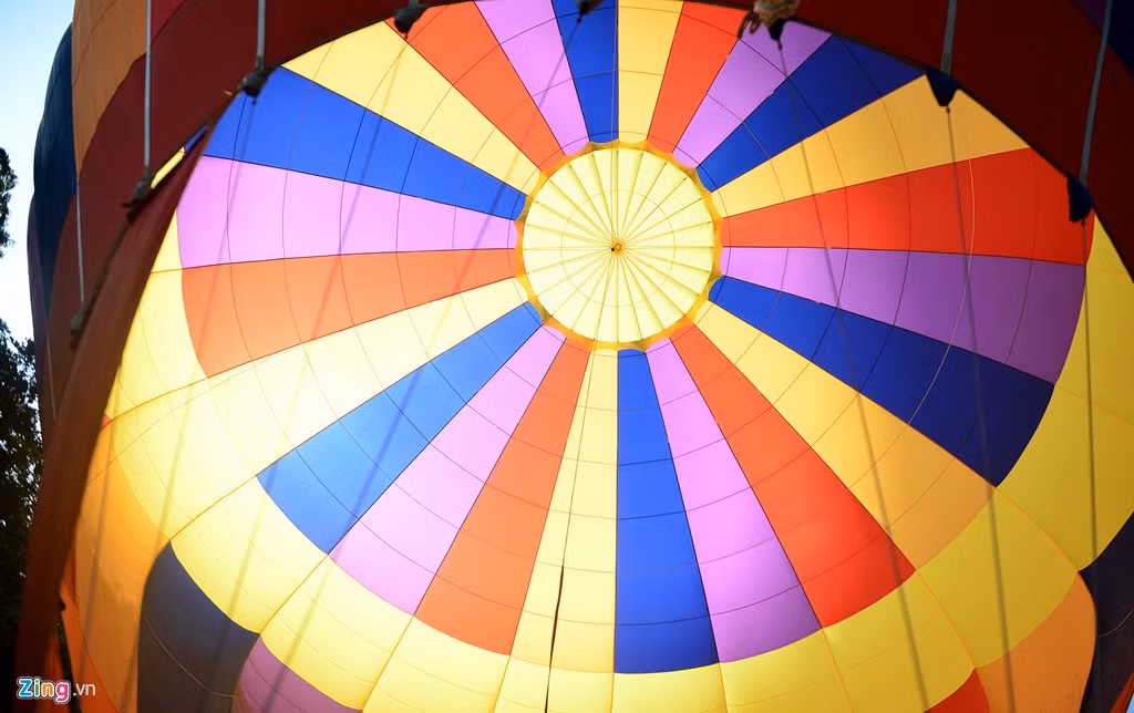 Tận mắt thấy hình ảnh rộng lớn đầy màu sắc bên trong.