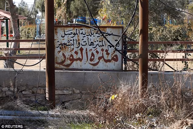 Một biển hiệu bên ngoài sở thú, đánh dấu một nơi đã từng là điểm tham quan nổi tiếng của các du khách và người dân địa phương, được viết bằng tiếng Ả Rập, có nghĩa là Công viên Nour. (Nguồn Dailymail)