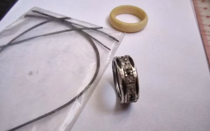 Một số dân tộc đang sinh sống tại Tây Nguyên như: Ê đê, M'nông,... thường sử dụng trang sức lông đuôi voi.