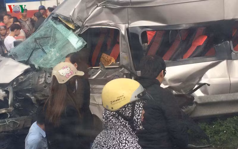 Liên quan đến sự việc ô tô khách bị tàu hỏa tông trúng ở đường ngang dân sinh tại huyện Vụ Bản (Nam Định) chiều 4/2. Khoảng 15h30, sau khi đi lễ đền Trần (TP Nam Định), xe 16 chỗ chở đoàn khách từ Yên Bái tiếp tục đến lễ ở Phủ Giầy (Vụ Bản, Nam Định).