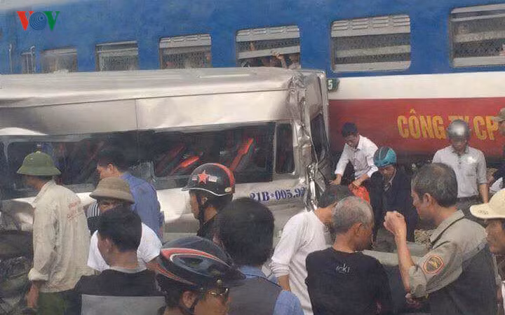 Tuy nhiên, khi rẽ từ quốc lộ 10 vào đường liên xã Liên Ninh (Vụ Bản), chiếc xe màu bạc đã bị đoàn tàu Thống Nhất chạy hướng Bắc - Nam tông trúng.