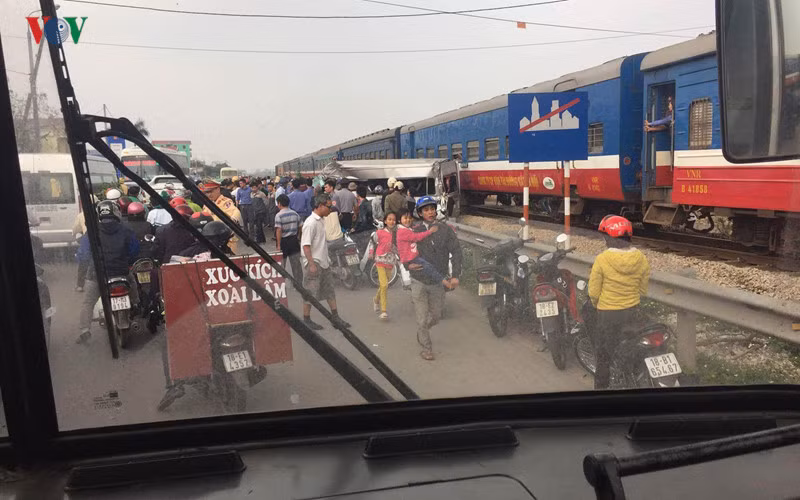 Cú đâm khiến xe khách bị đẩy đi xa, nằm kẹp giữa đoàn tàu và hành lang an toàn đường sắt. Đầu xe móp méo, tài xế chết kẹt trên cabin.