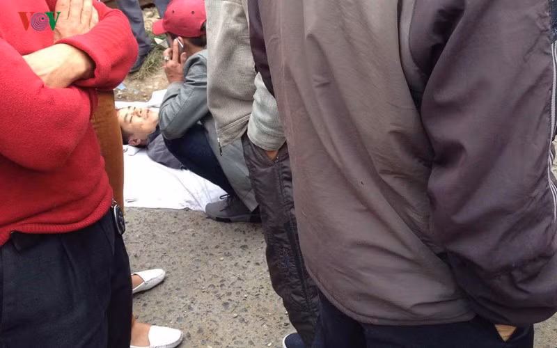 Chiếc xe chở 14 người lớn, trong đó có 2 tài xế, còn lại là khách Yên Bái đi lễ đầu năm