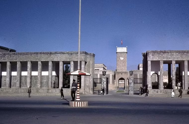 Đoạn đường chạy qua một cơ quan chính phủ Afghanistan.