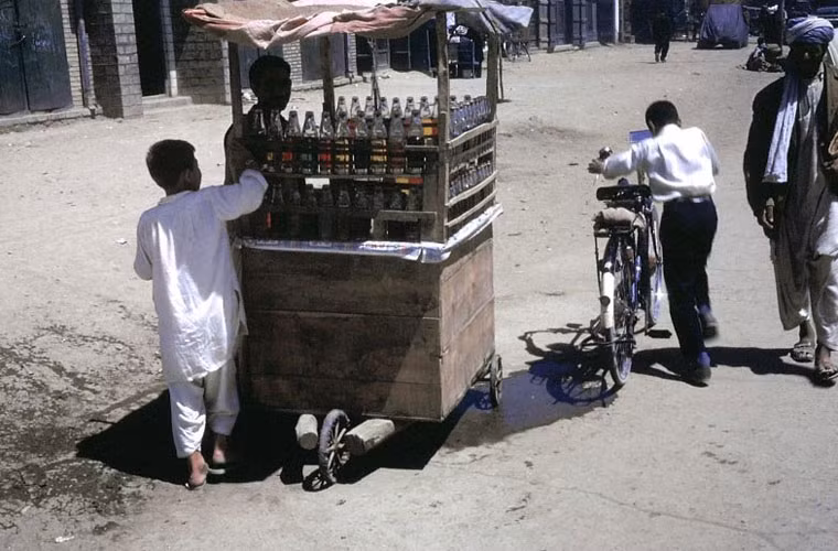 Một quầy bán hàng lưu động theo kiểu truyền thống ở Afghanistan.