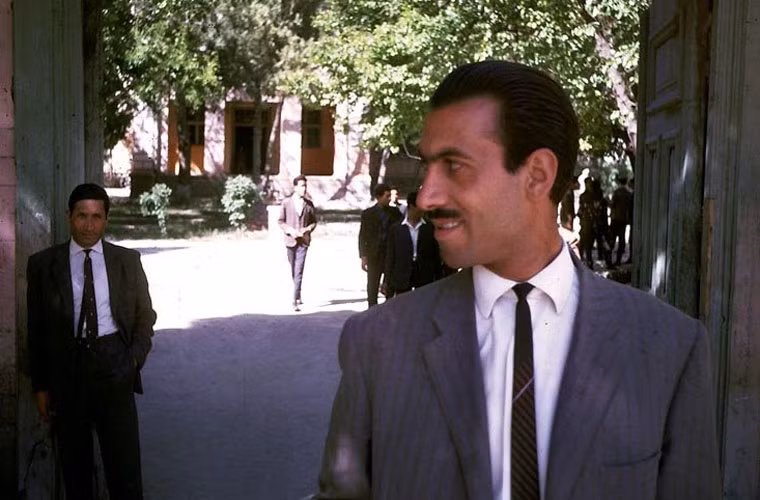 Thời thập niên đó, nhiều người dân Afghanistan đều mặc đồ tây ngoài phố.