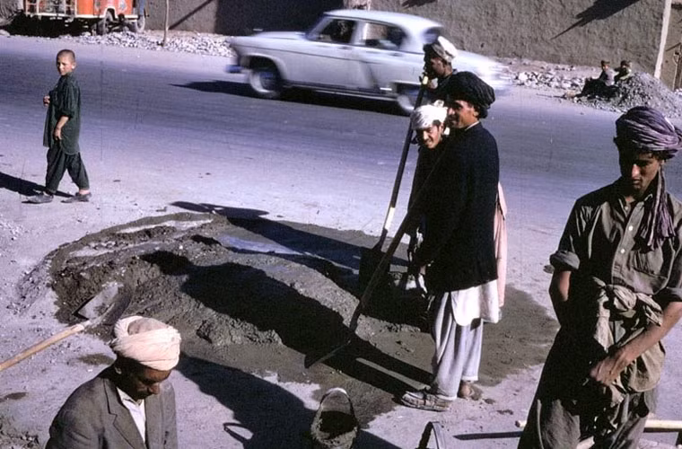 Khung cảnh bình yên trên phố thời xưa.