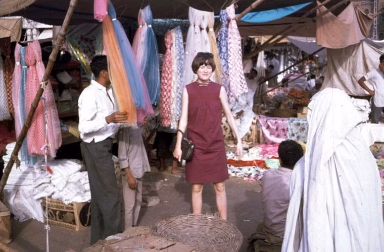 Cô gái ăn mặc thời thượng tới chợ vải.