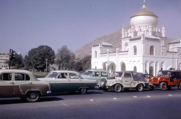 Nhiều xe ô tô mới chạy bon bon trên đường ở Afghanistan thời đó.