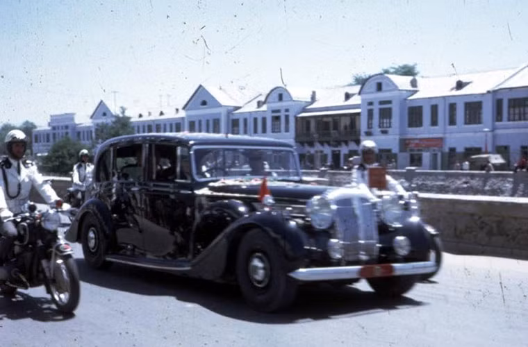 Xe ngoại giao di chuyển trên đường.