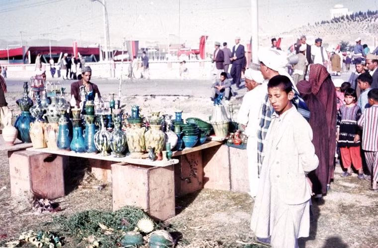 Còn đây là hình ảnh khu chợ bán đồ gốm sứ.