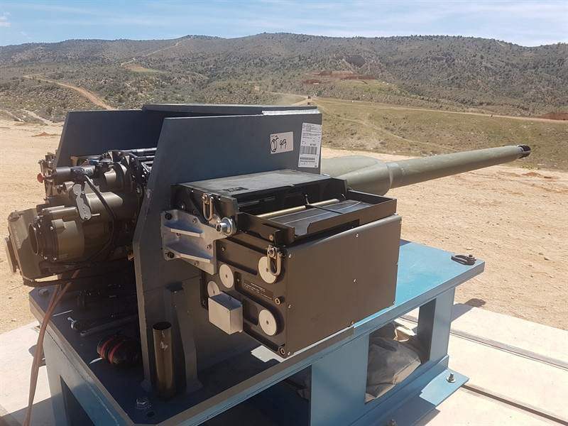 Mẫu pháo ALAS-MC sử dụng nòng pháo XM913 50mm có thể bắn đạn nổ phá mảnh thông minh HEAB-T. Loại đạn này có thể lập trình kíp nổ ngay khi rời nòng pháo nên tối ưu được khoảng cách và thời điểm kích nổ để áp chế hoặc tiêu diệt sinh lực đối phương. Đối với phương tiện cơ giới, pháo ALAS-MC sử dụng đạn xuyên giáp dưới cỡ APFSDS-T đủ khả năng tiêu diệt các mục tiêu thiết giáp.