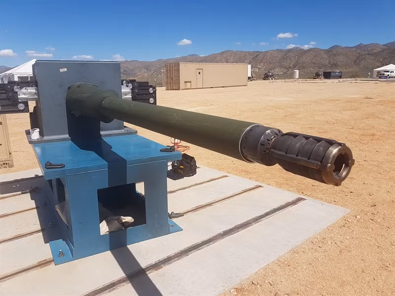 Pháo bắn đạn cỡ lớn cũng có uy lực và khả năng xuyên phá tốt hơn các dòng pháo bắn nhanh chống bộ binh hiện tại; giúp tích hợp các công nghệ hiện đại trên pháo XM913 như ngòi nổ điện tử định tầm, cũng như hệ thống điều khiển hỏa lực hiện đại.