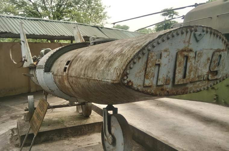 Trên biển, Quân chủng Hải quân đã chế tạo tàu phóng từ H.DL.9 điều khiển từ xa để tiêu diệt bom từ trường.