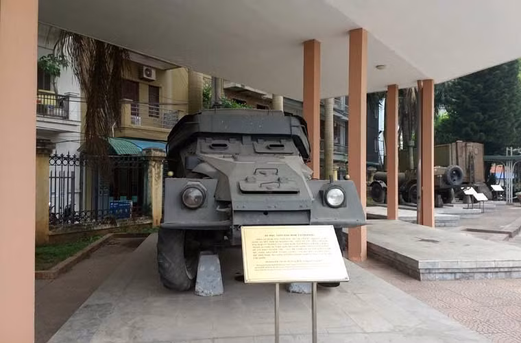 Loại vũ khí hủy diệt này đã gây cho bộ đội ta nhiều thiệt hại, ảnh hưởng tới tuyến vận tải vũ khí hàng hóa vào miền Nam. Chính vì vậy, các đơn vị công binh, kĩ thuật QĐND Việt Nam đã ngày đêm nghiên cứu tìm cách tiêu diệt bom từ trường trước khi chúng gây hại. Một trong các phương tiện đã được bộ đội Việt Nam tạo ra là xe bọc thép phá bom từ trường (ảnh).