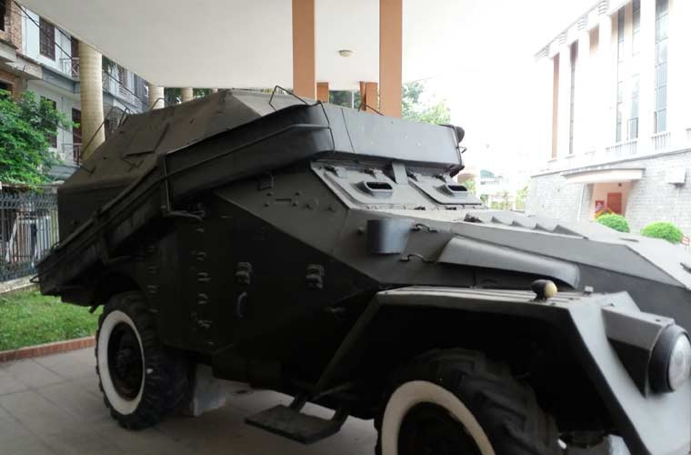 Xe bọc thép phá bom từ trường được sản xuất trên cơ sở khung gầm xe bọc thép chở quân bánh lốp BTR-40 của Liên Xô (viện trợ số lượng lớn cho Việt Nam). Loại xe này nặng đến 5,3 tấn, dài 5m, rộng 1,9m, cao 2,2m, kíp lái 2 người, chở được 6-8 lính.