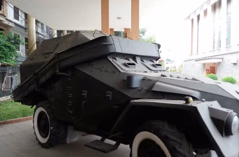 Xe bọc thép phá bom từ trường được sản xuất trên cơ sở khung gầm xe bọc thép chở quân bánh lốp BTR-40 của Liên Xô (viện trợ số lượng lớn cho Việt Nam). Loại xe này nặng đến 5,3 tấn, dài 5m, rộng 1,9m, cao 2,2m, kíp lái 2 người, chở được 6-8 lính.