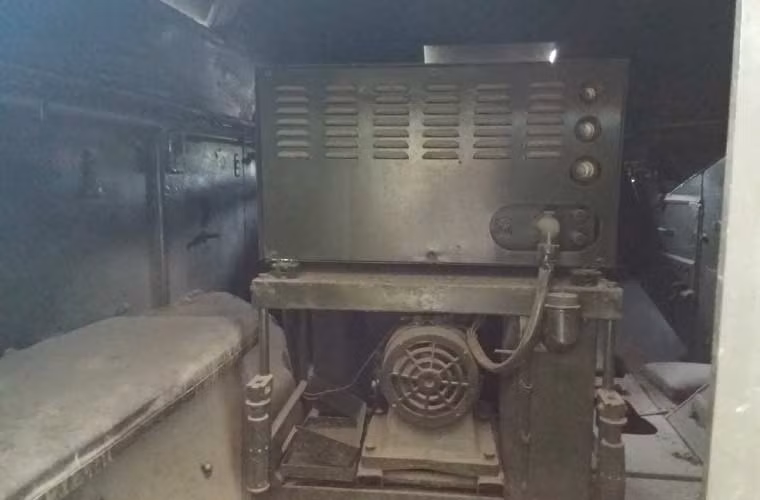 Trong xe được trang bị thiết bị để tạo ra từ tính kích nổ bom từ trường Mỹ. Theo chú thích Bảo tàng Hậu Cần, xe phá bom từ trường này có thể phá được bom cách 80-135m.