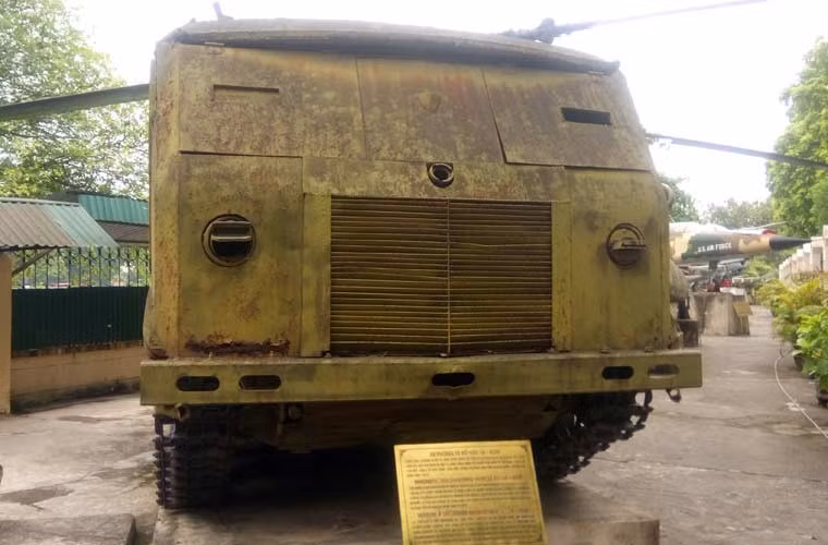 Ngoài xe phá bom BTR-40, bộ đội ta còn xe kéo pháo hạng nhẹ ATL của Liên Xô thành xe phóng từ để phá bom từ trường.