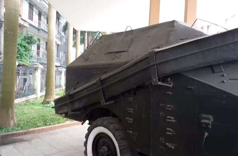 Chiếc được trưng bày ở bảo tàng này là một trong 62 xe được đưa vào hoạt động trên tuyến đường Trường Sơn từ năm 1968-1972, đã tham gia rà phá nhiều bom nổ chậm, bảo đảm thông đường cho xe vận chuyển hàng kịp thời phục vụ chiến trường trong kháng chiến chống Mỹ.