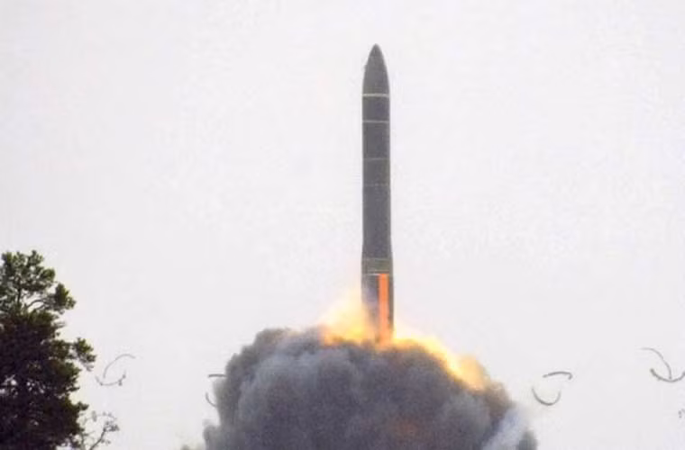 Tên lửa đạn đạo liên lục địa RS-24 Yars (NATO định danh là SS-27 Mod 2) được thiết kế để đột phá, xuyên thủng lá chắn tên lửa mà Mỹ triển khai ở châu Âu. Quả tên lửa đạn đạo nặng 49 tấn này có thể mang 4-10 đầu đạn hạt nhân dẫn hướng độc lập MIRV (công suất 100-300 kiloton/đầu đạn), tầm bắn tới 12.000km, tốc độ Mach 20, độ chính xác trong vòng 150-250m.