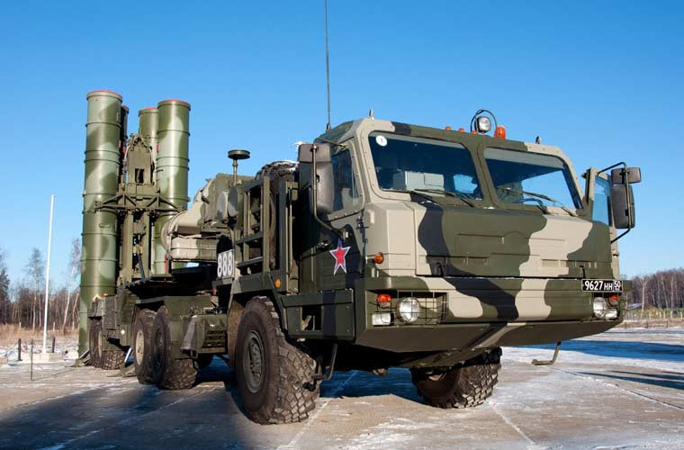 Với tầm bắn xa nhất tới 400km, độ cao 30km, hệ thống tên lửa phòng không tầm cao S-400 Triumf đang phục vụ trong Quân đội Nga là loại vũ khí phòng không "khủng" nhất thế giới hiện nay. Không có một loại vũ khí phòng không tầm cao nào của Mỹ hay châu Âu đạt được khả năng như S-400. Nó có khả năng đánh chặn, tiêu diệt hầu hết các mục tiêu bay trên không, gồm cả tên lửa đạn đạo (tầm diệt mục tiêu 5-60km).